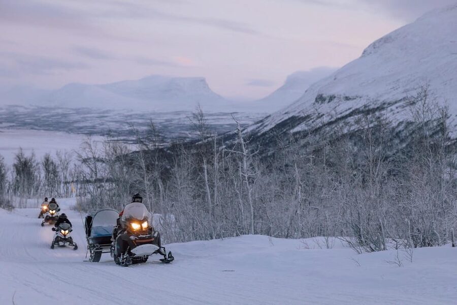 Abisko/Björkliden: Panorama Snowmobile Tour with Snacks - Čuonjávággi Views and Frozen-Water Thrills