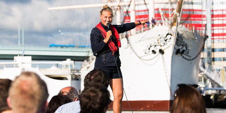 Gothenburg: City Canal Sightseeing Cruise - Enter Kungsportsplatsen, then head under 20+ bridges