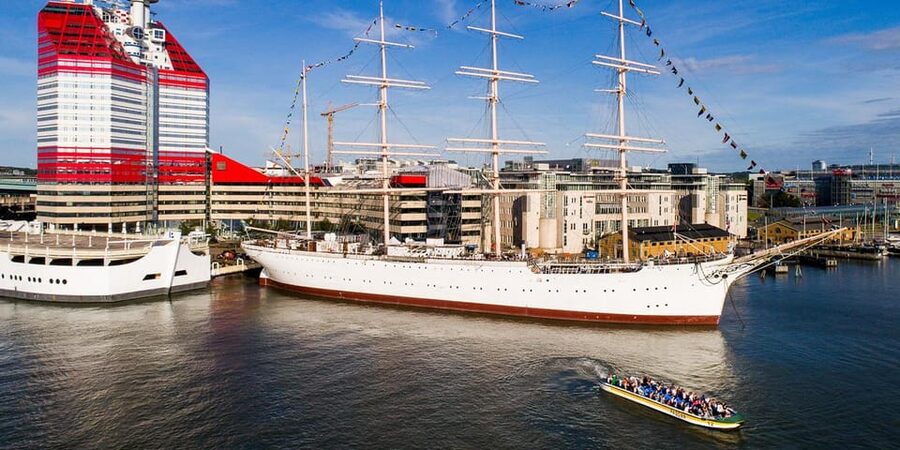 Gothenburg: City Canal Sightseeing Cruise - Bilingual live guiding: jokes, structure, and names you might hear
