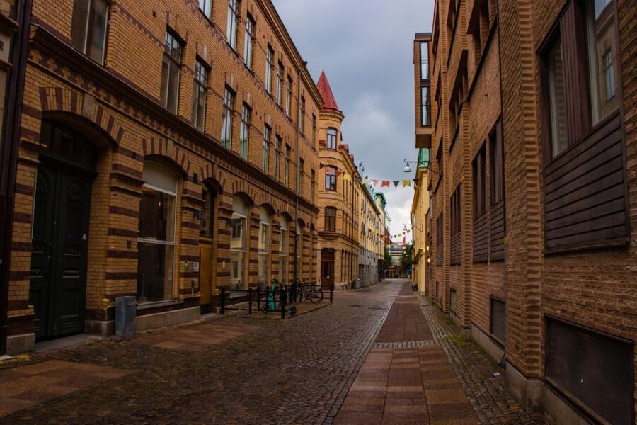 Gothenburg: Express Walk with a Local in 60 minutes - What To Bring So The Hour Feels Easy