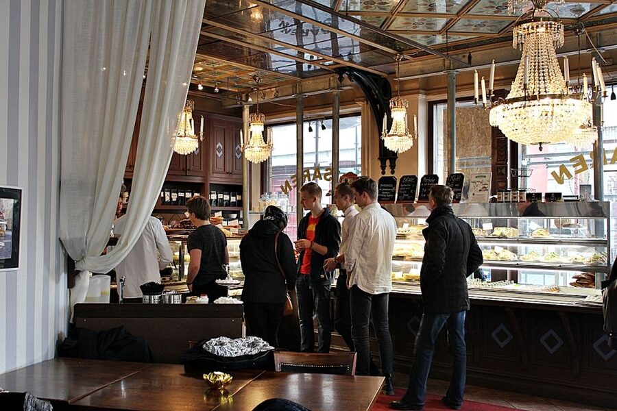 Gothenburg: Haga Old Town Walking Tour - Meeting at Haga Church, then getting oriented fast