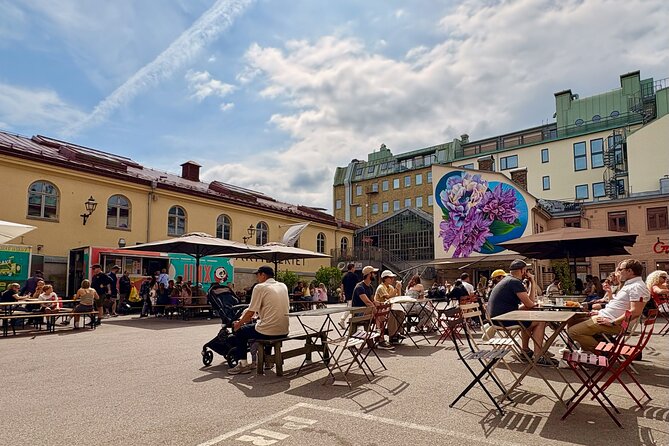 Gothenburg: Old Town Sightseeing Tour - How the tour experience is delivered: live guide, audio guide, and sound effects
