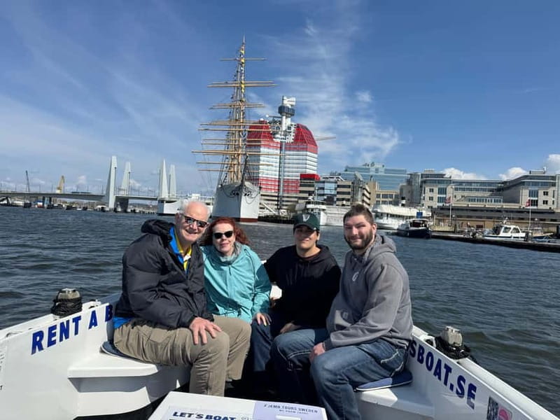 Gothenburg: Private Göta Älv Boat Tour with Pickup - Gustav Adolfs Square and the Statue Built Into Your Photo Lines