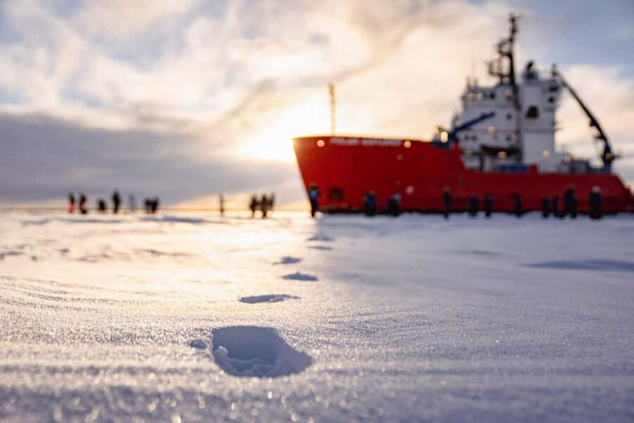 Icebreaker Cruise 2 h - What to bring: warm clothing beats fancy gear