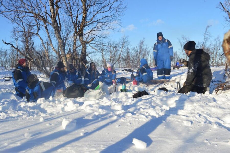 Kiruna: Build your own igloo overnight Tour - Dogs after breakfast, then back to civilization