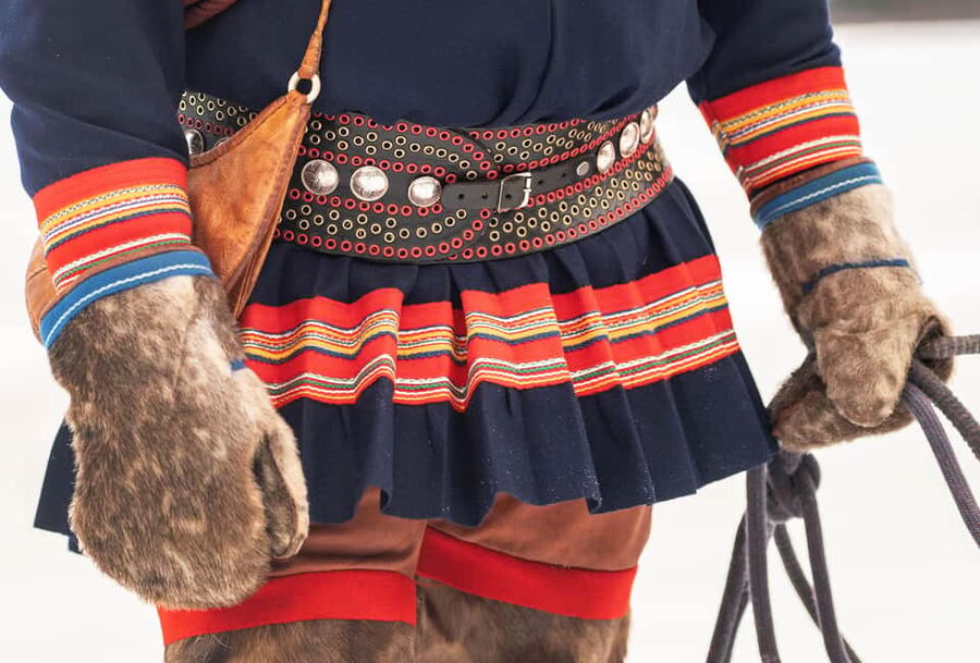 Luleå: Meet and Feed the Reindeer - Short Experience - What to bring and what the cold will try to steal from you
