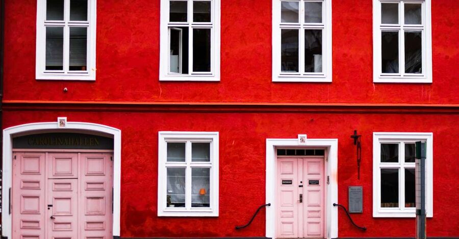 Malmö: Express Walk with a Local in 60 minutes - Language and the Person-to-Person Factor