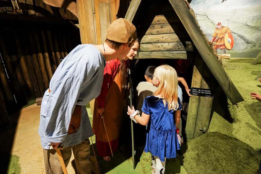 Malmö: Funnys Äventyr - Play Areas, Kids’ Theater & Carousel - Sagokarusellen carousel of stories with headphone language choice
