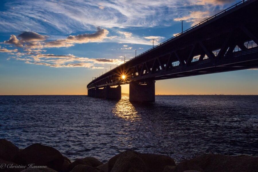 Malmö: Sightseeing and Landmarks tour by bike - Shipyard history to modern urban areas near Öresund