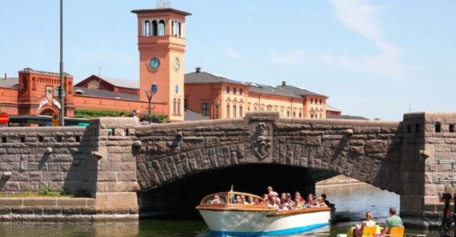 Malmö: Sightseeing and Landmarks tour by bike - Multicultural neighborhoods and iconic landmarks: what the guide helps you notice