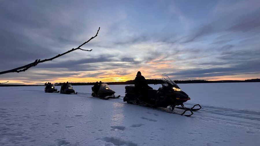 North, Dogs, Snowmobiles & Lights - Pickup to first activity: what the van and briefing time mean for you