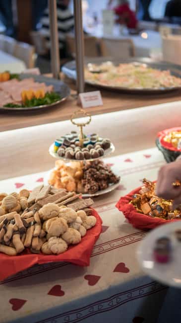 Stockholm: All-You-Can-Eat Christmas Buffet Cruise Livemusic - Live troubadour music on the Stockholm archipelago cruise