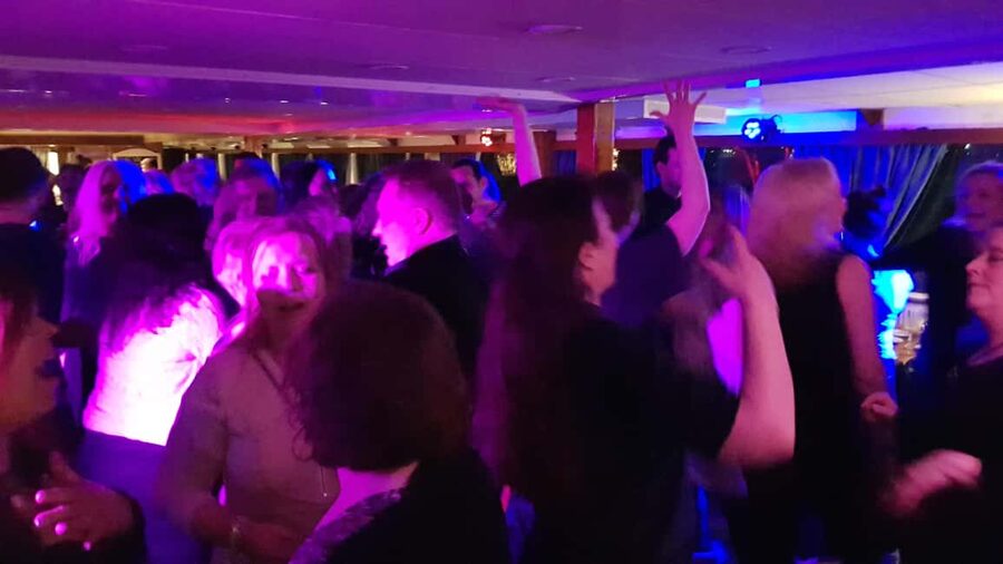Stockholm All-You-Can-Eat Shrimp or Tacos Cruise & Coverband - Service and atmosphere, where staff friendliness really shows