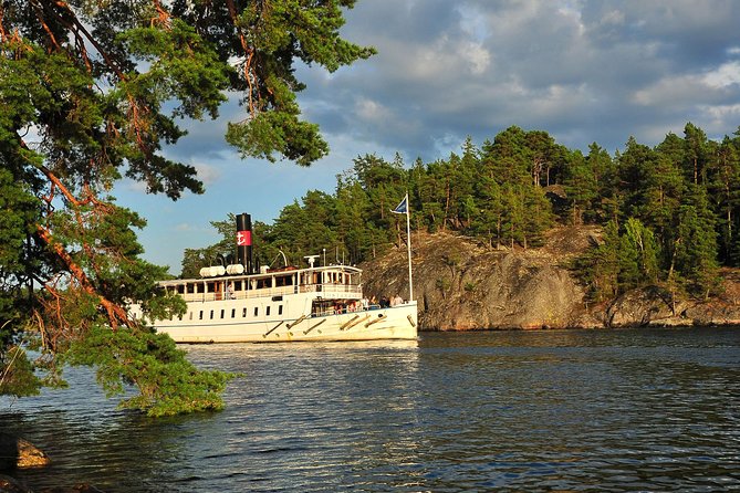 Stockholm Archipelago Cruise with Guide - The guide and the commentary: how the stories land on the water