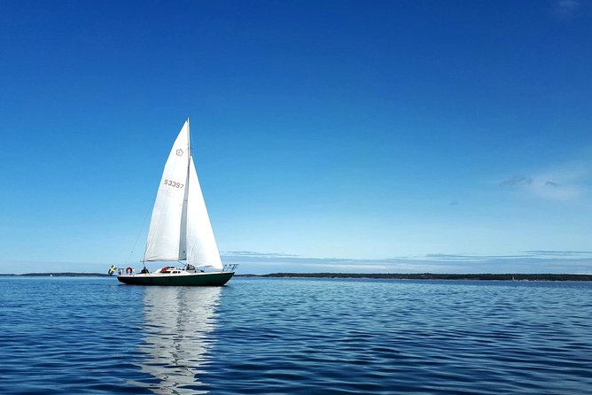 Stockholm Archipelago Sailing Day Tour - Swedish lunch and drinks: how the onboard meal ties it together