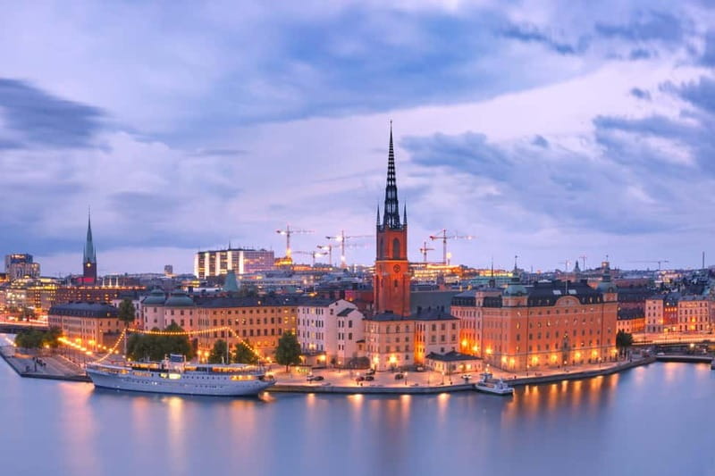 Stockholm: Christmas Market Magic Walking Tour with a Local - Coffee Break Stop: Hot Beverage and a Tasty Local Treat