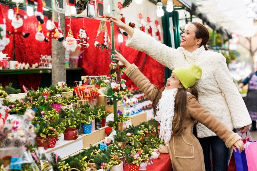 Stockholm: Christmas Market Magic Walking Tour with a Local - St George Statues and King Vasa: When a Market Square Gets Meaning