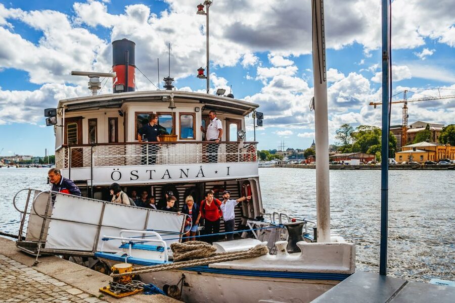 Stockholm: City Archipelago Sightseeing Cruise with Guide - Cafeteria comfort: snacks, drinks, and where to warm up