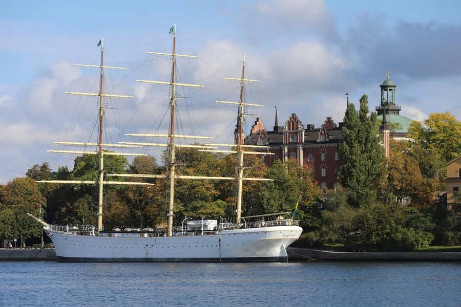 Stockholm City Center: Kungsträdgården Norrmalm Guided Tour - Skeppsholmen and the naval thread that ties the city together