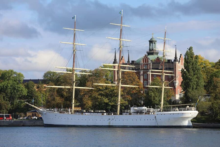Stockholm City Center: Seaside Skeppsholmen Guided Tour - Kastellholmen: Citadel Views and the Quiet Side of Military Life