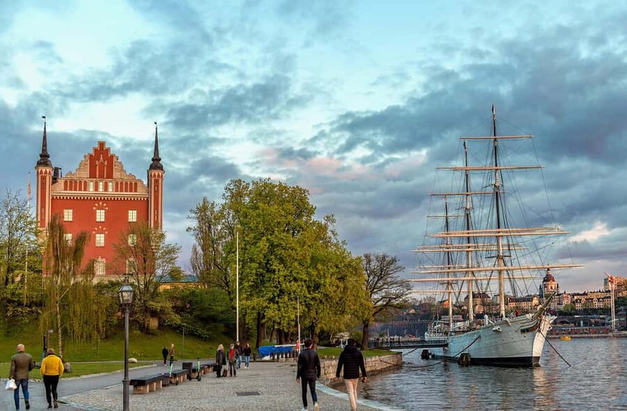Stockholm City Center: Seaside Skeppsholmen Guided Tour - What to Watch For on This Walk