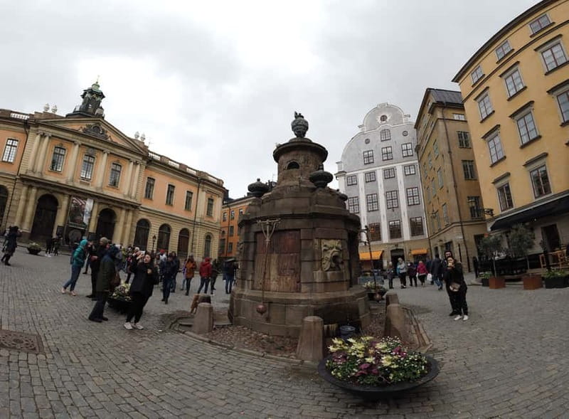 Stockholm: Full-Day Guided Sightseeing Tour with Lunch - What this tour gets right, from Old Town steps to royal rooms