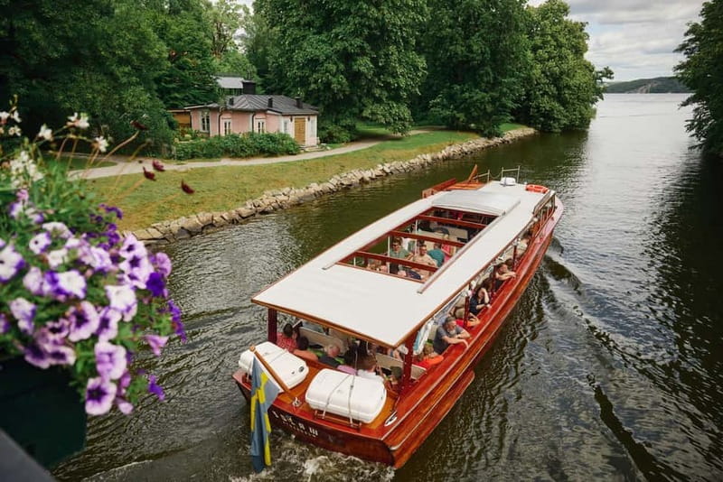 Stockholm: Guided Archipelago Tour by Classic Wooden Boat - Gamla Stan and the palace area, seen from water level