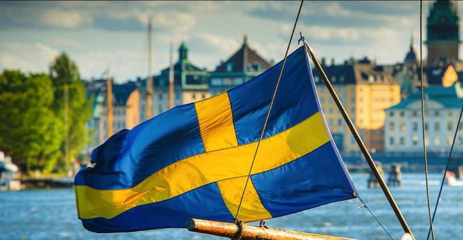 Stockholm: Highlights Guided Walking Tour - Svampen and the little iron boy: the playful Stockholm stops