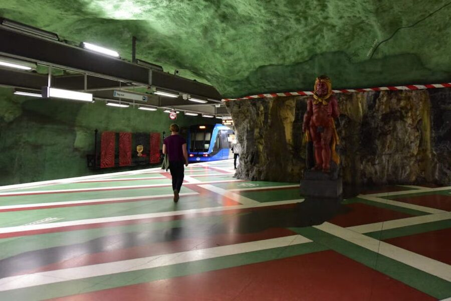 Stockholm Metro Tour - Blue line art: Rådhuset Cave Station to Solna Centrum