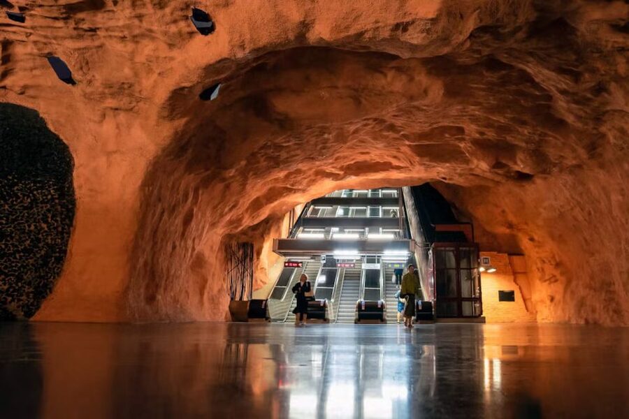 Stockholm Metro Tour - Finishing at T-Centralen and walking Drottninggatan topside