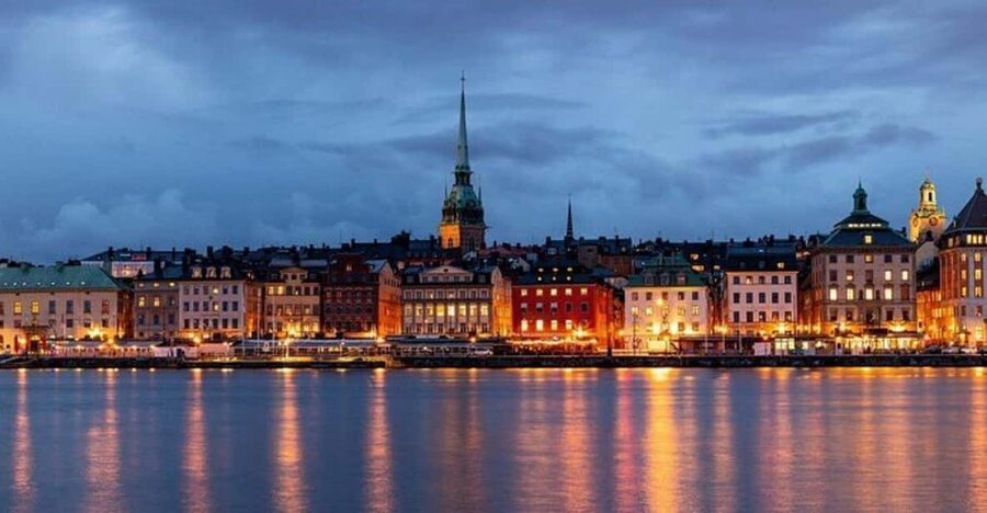 Stockholm: Must-See Attractions Walking Tour with a Guide - Starting outside Max Burgers, then into Stortorget