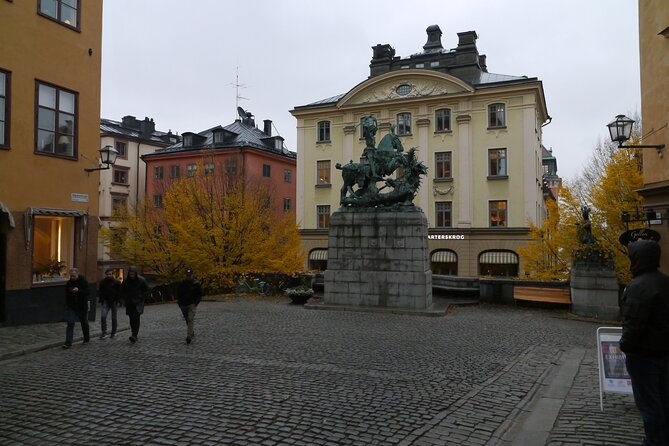 Stockholm Old Town 2h Private Walking Tour - Private local guide - What about entrances, tickets, and food?