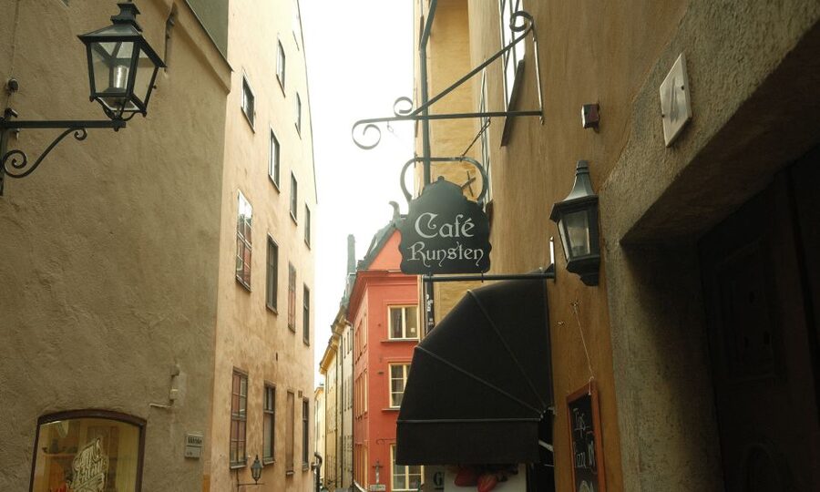 Stockholm: Old Town Self-Guided Tour Learn and solve Puzzles - App setup that can make or break your first 10 minutes