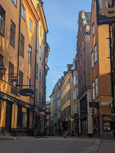 Stockholm Old Town Walking Tour: History & local Insights - Key Highlights Worth Showing Up For