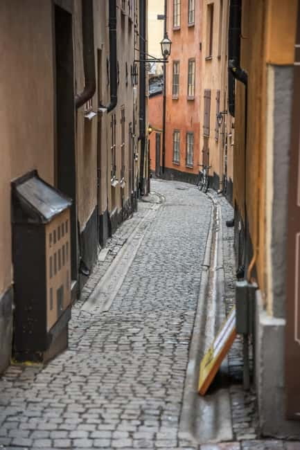 Stockholm: Old Town Walking Tour - Royal Castle and the Royal Palace area: the big landmark before the small details