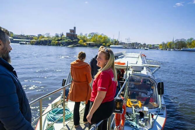 Stockholm Pizza Cruise - Explore Stockholm's Waterways - Royal Parkland With Joggers and Kayaks: Green Space From the Water