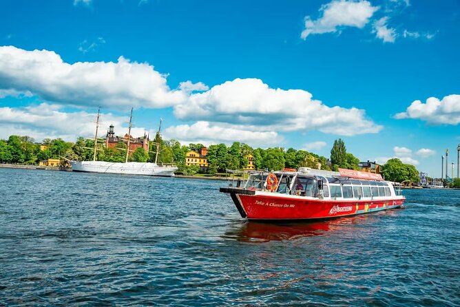 Stockholm Pizza Cruise - Explore Stockholm's Waterways - Elegant Boulevard and Historic Buildings: Yachts, Facades, and Classic Stockholm