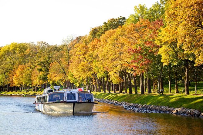 Stockholm Royal Djurgården Boat Tour - Audio in 11 languages: headsets, narration style, and hearing tips