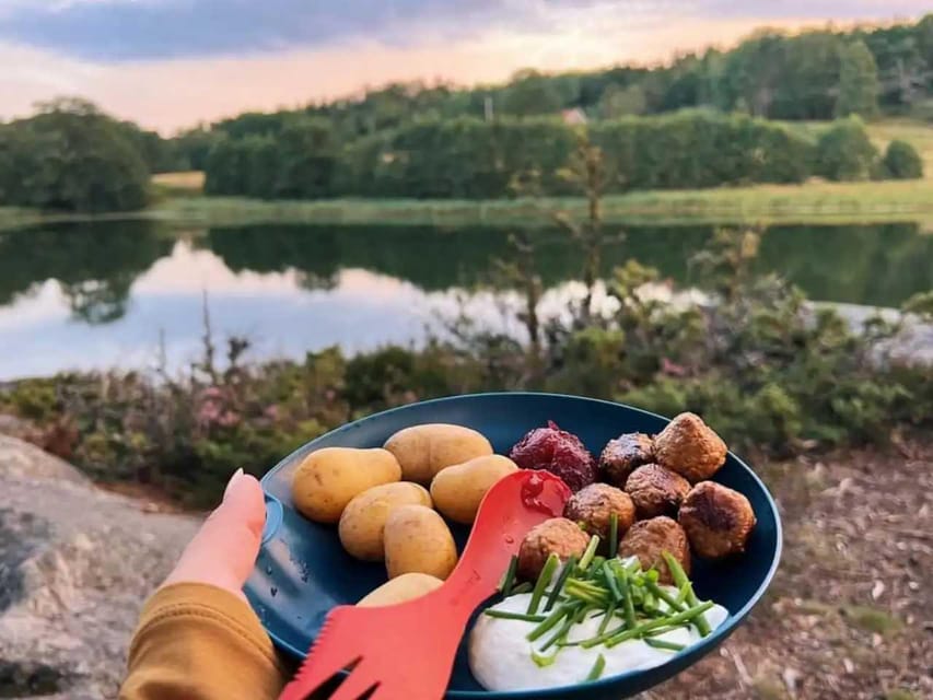 Stockholm: Sunset Hike in Tyresta National Park with Meal - Rain or shine, what changes and what stays the same
