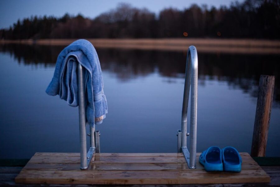 Stockholm: Traditional Sauna & Polar Plunge in Baltic Sea - The sauna experience: pre-warmed, wood-fired, and 60 to 80°C