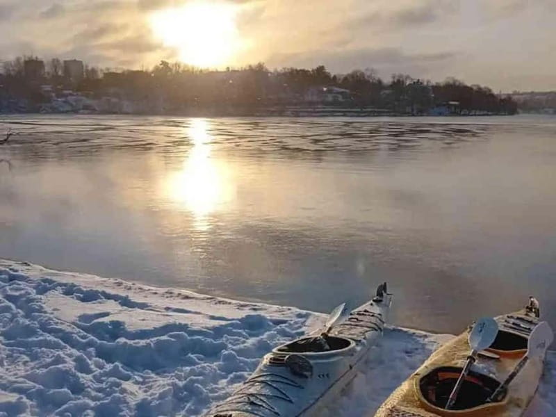 Stockholm: Winter Kayaking Tour through the City Centre - Kungsholmen shores: the smooth learning stretch